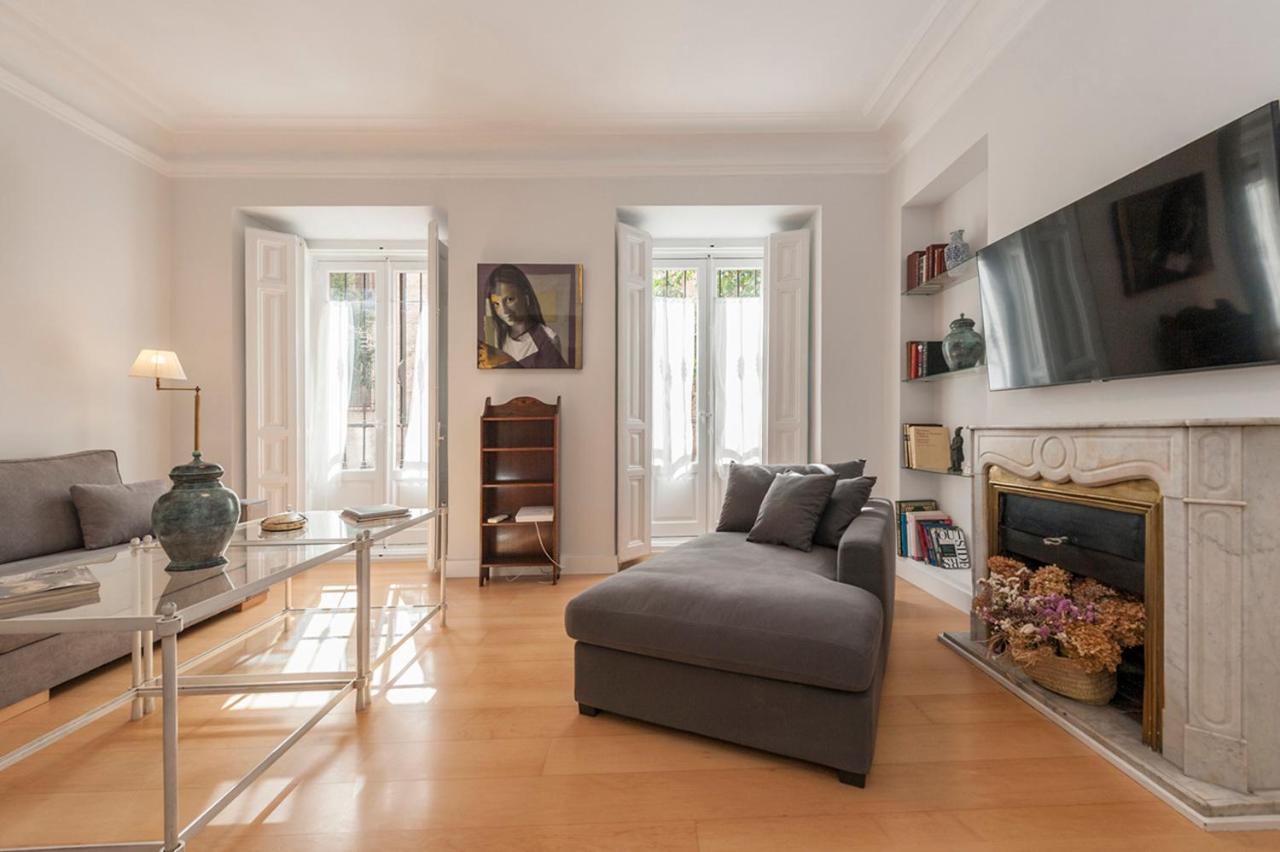 Palace Apartment - Palacio Real Balcony Мадрид Екстериор снимка